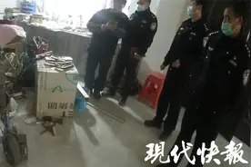 老伯驾驶自制直升机飞上数百米高空，机身还能折叠图片