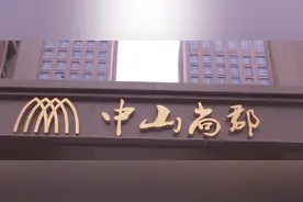 入户门“打架”，奇葩设计让住户反问：出门前还要对讲机说一声吗？图片