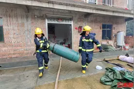 消防员从燃烧厨房中抢出一个“巨无霸”液化气罐图片