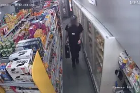 英国一劫匪持枪冲进商店抢劫现金 被店员关上门困在里面图片