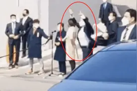 飞身一跃！为朴槿惠挡酒瓶的女保镖走红 韩网友：帅气图片