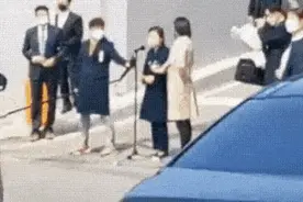 日媒称赞朴槿惠保镖身手敏捷：2秒飞身挡酒瓶 与安倍保镖对比鲜明图片