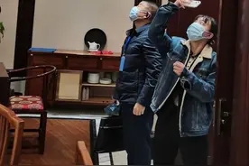 楼上哑铃落地，惊掉食客筷子，应急管理部门接投诉上门调解图片