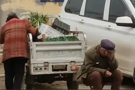 山东卖葱老夫妻收到假钞街边痛哭，市民：民警给他们100元图片