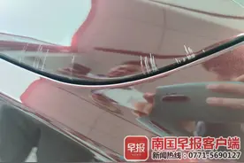 男子去汽车美容店去除汽车隐形车衣，撕膜后，车身竟出现多处划痕！谁该买单？图片