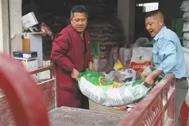 解决农民关心事——各地各部门多措并举推动农资稳价保供图片