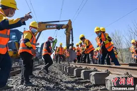 中国第一座火车站唐山站顺利“拨接”迎接京唐城际铁路引入图片