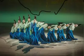 只此再青绿，展卷窥千年图片