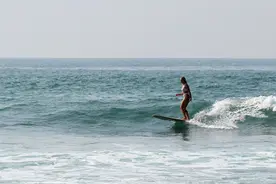 （外代一线）海边冲浪图片
