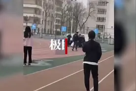 女生跑步猝死后有传言称“保安阻拦救护车”，校方：已请学生代表查看监控视频封面