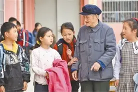 “为了孩子们，我要继续教下去”（讲述·一辈子一件事）图片