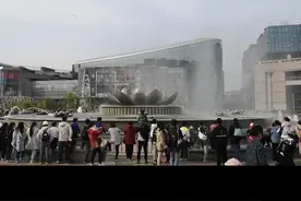 泉城广场不愧为城市大客厅，欢乐、欢呼，尽情的释放图片