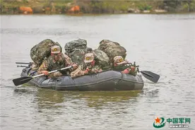 解放军报记者走进训练场体验侦察尖兵的“艰难一日”图片