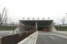 「出行」上海今起部分区域交通管控，相关公交、地铁、轮渡、铁路已暂停服务图片