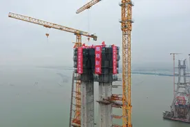 雄姿初现！汕头牛田洋快速通道牛田洋特大桥南主塔顺利封顶图片