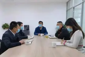 众志成城 齐心战疫｜聚光成炬 照亮未来 他在战疫路上疾步前行图片