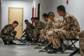 枪支初体验！武警新兵与枪的首次亲密接触图片