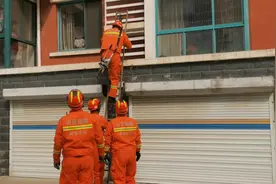 3岁女童玩耍反锁屋内 威海消防火速救援图片