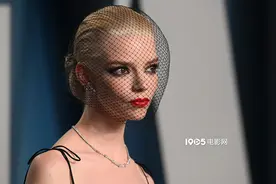 安雅·泰勒-乔伊现身红毯 全包烟熏妆复古感拉满图片