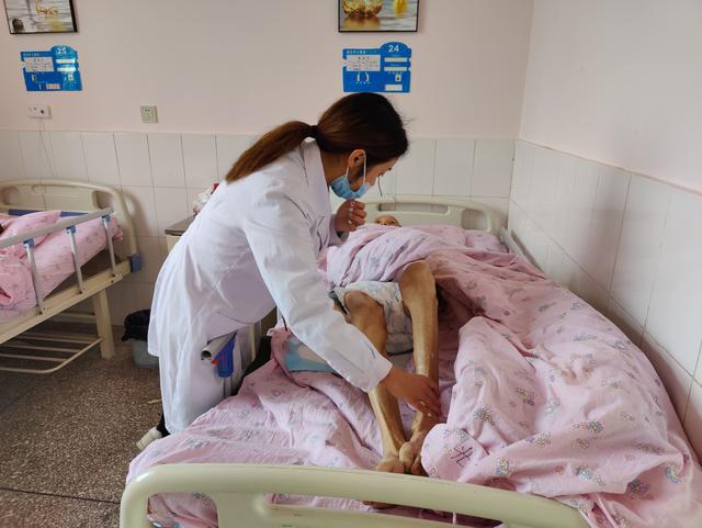 在忌讳死亡的乡镇，卫生院尝试让临终老人“走”好