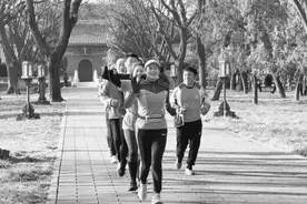 天坛跑大象 望京跑蘑菇 朝阳跑怪兽 现在的人把跑步跑出花儿图片