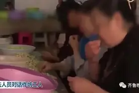加工作坊这一幕令人作呕！大妈们用嘴剥皮制“口水蚕豆”，均无健康证...图片