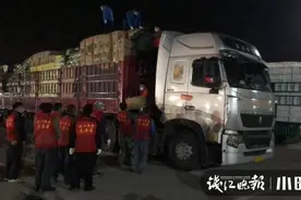 争分夺秒！对接供货商保障市民餐桌，嘉兴通宵建成两座临时蔬菜批发市场图片
