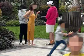 小区裸背拍照网红：为自己拍照行为影响孩子而道歉图片