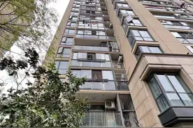 杭州闹市一小区楼上坠下疑似笑气瓶，有孩子被砸到送医院，民警介入调查图片