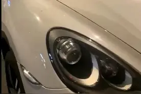 轿车挡路三小时车窗被贴满卫生巾，目击者：最终挪了旁边的车开路图片