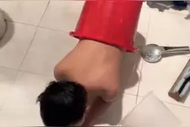 弟弟洗澡被卡水桶，哥哥开门后笑喷了，网友：果然是亲哥图片