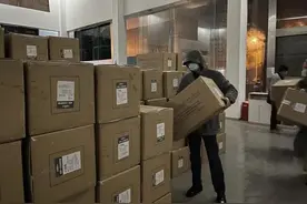 夫妻俩支援防疫一线十几天没见面，再见面时两人都沉默了……图片