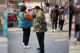 五旬大叔只有6岁智商，小吃摊吃饭不用给钱，摊主们却对他格外宠爱视频封面