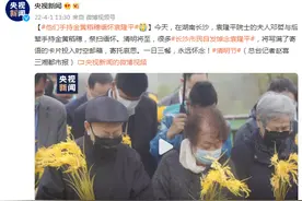 他们手持金黄稻穗缅怀袁隆平图片