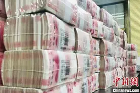 存款利息少了，大额存单还买不到，钱存银行还是消费？图片