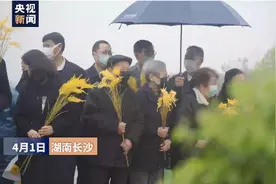 袁爷爷的墓前有把小提琴，袁隆平夫人手持金黄稻穗，长沙市民自发悼念图片