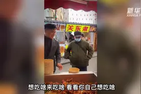 天天吃饭不给钱，这个大叔火了图片