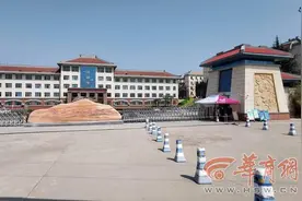 西安思源学院封闭管理禁止学生取外卖 保安收走外卖后自己吃了图片