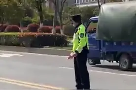 百元钞票被风吹散，警民追着帮捡回，网友：真“满大街捡钱”图片