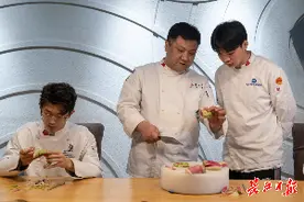 酒店总厨转任职校老师，他把三名学生带进世界技能大赛“国家队”图片