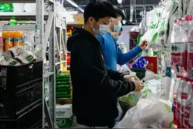 守沪菜篮子！一线分拣日行5万步，外卖小哥飞的驰援，商超住店保供图片