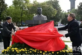 袁隆平院士雕像落成揭幕图片