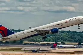 美国一架波音飞机挡风玻璃破裂，从万米高空紧急降落，乘客拍下这一幕图片