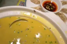 东莞一饭店回应“顾客就餐发现碗边有活蟑螂”：会再次消杀，并邀请她免费吃一餐图片