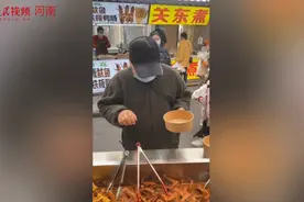 天天吃饭不给钱，这个大叔火了图片