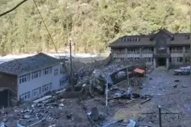 云南贡山泥石流失联人员亲属发声：住附近的三个孩子都失联了视频封面