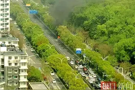 一辆白色SUV在东湖路突发自燃，消防及时赶到扑灭图片