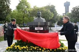 袁隆平雕像落成揭幕“稻圣”二字镌刻身旁图片