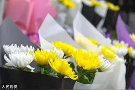 孤独的守墓人：用了10年，认全墓碑上的名字图片