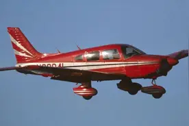 一架英国飞往法国的飞机，在英吉利海峡坠毁图片